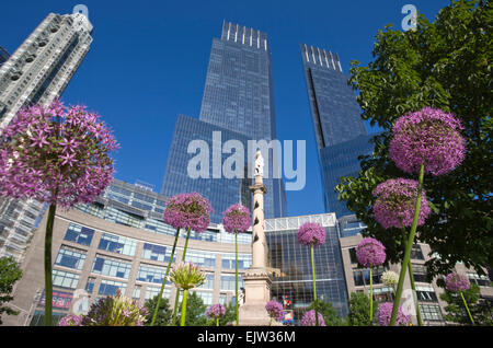 ALLIUM FLOWERS DEUTSCHE BANK CENTER (©SOM 2004) COLUMBUS CIRCLE MIDTOWN MANHATTAN NEW YORK CITY USA Stockfoto