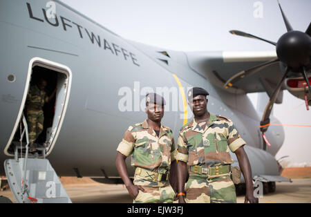 Dakar, Senegal. 31. März 2015. Gustave (L) und Edouard, Soldaten der senegalesischen Armee, Stand vor der militärischen Airbus A400M von der deutschen Luftwaffe auf dem Flughafen in Dakar, Senegal, 31. März 2015. Das Flugzeug transportiert eine Wasseraufbereitungsanlage, Dakar, Senegal. Foto: LUKAS SCHULZE/Dpa/Alamy Live News Stockfoto
