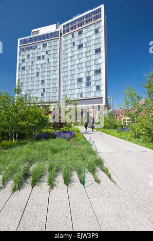 STANDARD HOTEL HIGH LINE ERHÖHTE STADTPARK CHELSEA MANHATTAN NEW YORK CITY USA Stockfoto