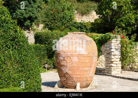 Alten großen Tontopf am Botanischen Garten Balchik, Bulgarien Stockfoto