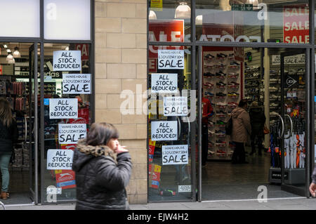 Nottingham, UK. 1. April 2015. Count Down Osterferien startete mit der Innenstadt voller Kinder auf halbe Sicht, Verkauf in Geschäften und Menschen beschäftigt, zusätzliche Lebensmittel zu kaufen. Sogar das Wetter ist sonnig und wärmeren Temperaturen besser suchen. Bildnachweis: IFIMAGE/Alamy Live-Nachrichten Stockfoto