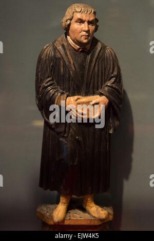 Eisenach, Deutschland. 31. März 2015. Eine Altar Abbildung Darstellung Martin Luther hergestellt aus Lindenholz von einem anonymen Künstler in der Ausstellung "Portraits von Luther in der Cranach-Werkstatt" auf der "Wartburg" in Eisenach, Deutschland, 31. März 2015. Die Ausstellung läuft vom 1. April 2015 bis 14. Juni 2015. Foto: SEBASTIAN KAHNERT/Dpa/Alamy Live News Stockfoto