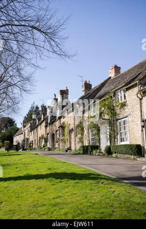 Cotswold Cottage bis Burford High Street. Cotswolds, England Stockfoto