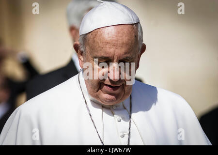 Vatikanstadt, Vatikan. 1. April 2015. Papst Francis besucht seine wöchentliche Generalaudienz am Mittwoch der Karwoche am 1. April 2015 in Vatikanstadt, Vatikan. Papst Francis führt seine wöchentliche Generalaudienz am Mittwoch der Karwoche oder "Spy Mittwoch", so genannt, von seiner wird der Tag auf dem Judas Iskariot Jesus, auf dem Petersplatz im Vatikan verriet. Bildnachweis: Giuseppe Ciccia/Pacific Press/Alamy Live-Nachrichten Stockfoto