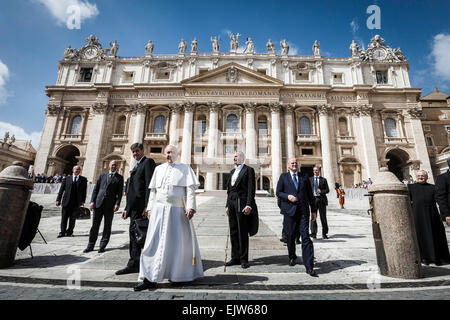 Vatikanstadt, Vatikan. 1. April 2015. Papst Francis besucht seine wöchentliche Generalaudienz am Mittwoch der Karwoche am 1. April 2015 in Vatikanstadt, Vatikan. Papst Francis führt seine wöchentliche Generalaudienz am Mittwoch der Karwoche oder "Spy Mittwoch", so genannt, von seiner wird der Tag auf dem Judas Iskariot Jesus, auf dem Petersplatz im Vatikan verriet. Bildnachweis: Giuseppe Ciccia/Pacific Press/Alamy Live-Nachrichten Stockfoto