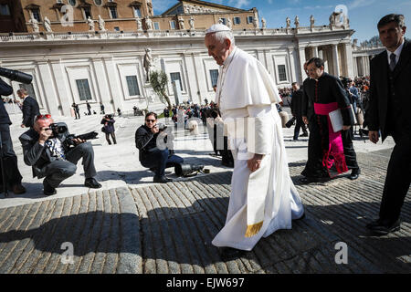 Vatikanstadt, Vatikan. 1. April 2015. Papst Francis besucht seine wöchentliche Generalaudienz am Mittwoch der Karwoche am 1. April 2015 in Vatikanstadt, Vatikan. Papst Francis führt seine wöchentliche Generalaudienz am Mittwoch der Karwoche oder "Spy Mittwoch", so genannt, von seiner wird der Tag auf dem Judas Iskariot Jesus, auf dem Petersplatz im Vatikan verriet. Bildnachweis: Giuseppe Ciccia/Pacific Press/Alamy Live-Nachrichten Stockfoto