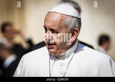 Vatikanstadt, Vatikan. 1. April 2015. Papst Francis besucht seine wöchentliche Generalaudienz am Mittwoch der Karwoche am 1. April 2015 in Vatikanstadt, Vatikan. Papst Francis führt seine wöchentliche Generalaudienz am Mittwoch der Karwoche oder "Spy Mittwoch", so genannt, von seiner wird der Tag auf dem Judas Iskariot Jesus, auf dem Petersplatz im Vatikan verriet. Bildnachweis: Giuseppe Ciccia/Pacific Press/Alamy Live-Nachrichten Stockfoto