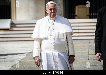 Vatikanstadt, Vatikan. 1. April 2015. Papst Francis besucht seine wöchentliche Generalaudienz am Mittwoch der Karwoche am 1. April 2015 in Vatikanstadt, Vatikan. Papst Francis führt seine wöchentliche Generalaudienz am Mittwoch der Karwoche oder "Spy Mittwoch", so genannt, von seiner wird der Tag auf dem Judas Iskariot Jesus, auf dem Petersplatz im Vatikan verriet. Bildnachweis: Giuseppe Ciccia/Pacific Press/Alamy Live-Nachrichten Stockfoto