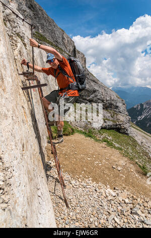 Bergsteiger Praxis Ihre Fähigkeiten in der Bergwelt der Stubaier Alpen Österreich Tirol nicht weit von der Stadt Innsbruck Stockfoto