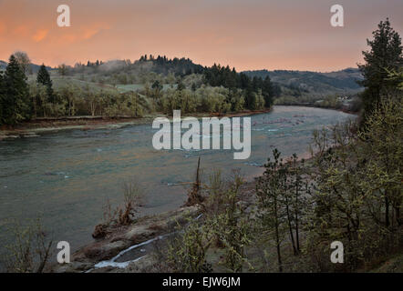 Sunrise, North Fork Umpqua River, Oregon USA Stockfoto