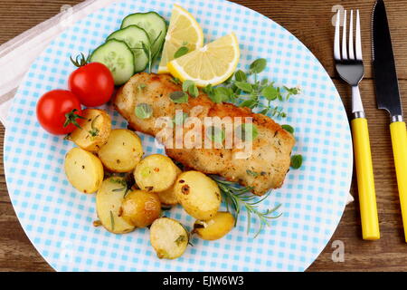 Fischfilet mit Rosmarinkartoffeln, Gemüse, Nahaufnahme Stockfoto