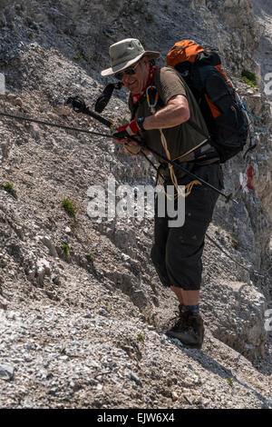 Bergsteiger Praxis Ihre Fähigkeiten in der Bergwelt der Stubaier Alpen Österreich Tirol nicht weit von der Stadt Innsbruck Stockfoto