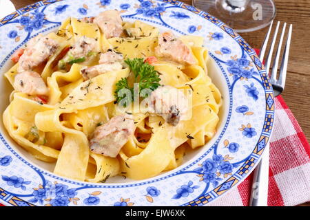 Fisch Lachs-Filet mit Tagliatelle-Nudeln, Sahne-sauce Stockfoto