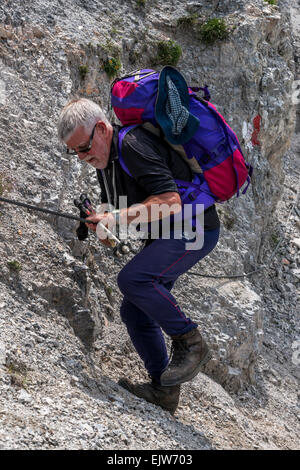 Bergsteiger Praxis Ihre Fähigkeiten in der Bergwelt der Stubaier Alpen Österreich Tirol nicht weit von der Stadt Innsbruck Stockfoto