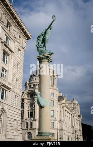 Das Cunard War Memorial, eine Bronzefigur des Sieges auf einer römischen dorische Säule in Granit. Liverpool, UK Stockfoto