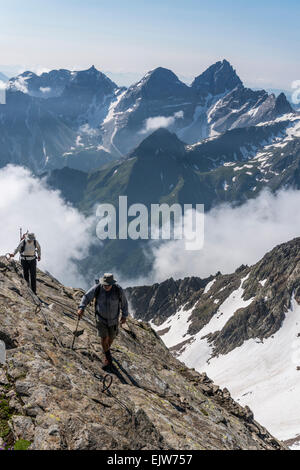 Bergsteiger Praxis Ihre Fähigkeiten in der Bergwelt der Stubaier Alpen Österreich Tirol nicht weit von der Stadt Innsbruck Stockfoto