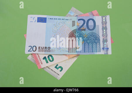 Foto der Close up Foto von Euro-Banknoten auf einem grünen Chroma Key Hintergrund schließen. Stockfoto