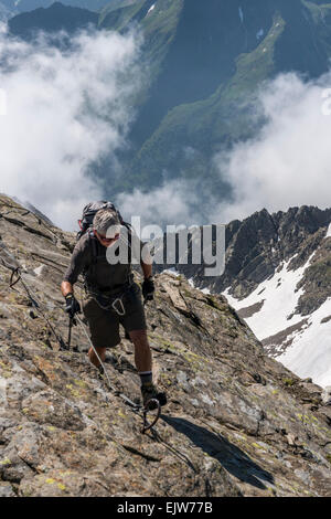 Bergsteiger Praxis Ihre Fähigkeiten in der Bergwelt der Stubaier Alpen Österreich Tirol nicht weit von der Stadt Innsbruck Stockfoto