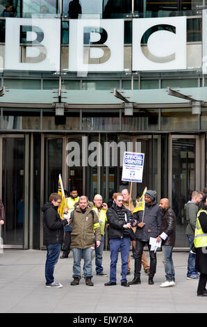 London, 1. April 2015. BECTU Mitglieder nehmen Streiks bei der BBC im Broadcastin House Stockfoto