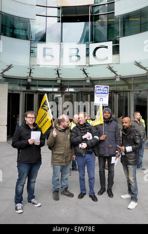 London, 1. April 2015. BECTU Mitglieder nehmen Streiks bei der BBC im Broadcastin House Stockfoto