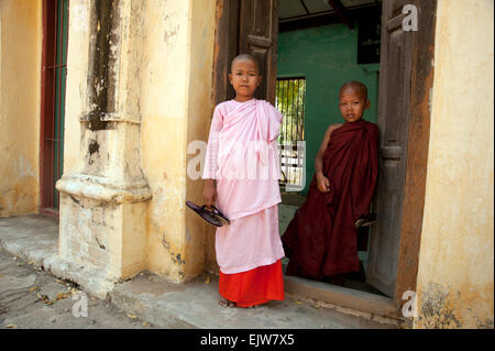 Ein Neuling Nonne und Mönch in einem Hauseingang ein Tempelbau Bagan Myanmar Burma Stockfoto