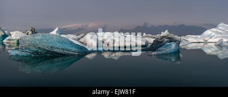 Panorama der Gletscherlagune Jökulsárlón mit schwimmenden Eisbergen spiegelt sich im Wasser, Island Stockfoto