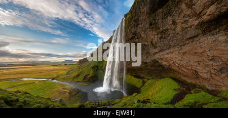 Panoramablick über Wasserfall Seljalandsfoss, Island Stockfoto