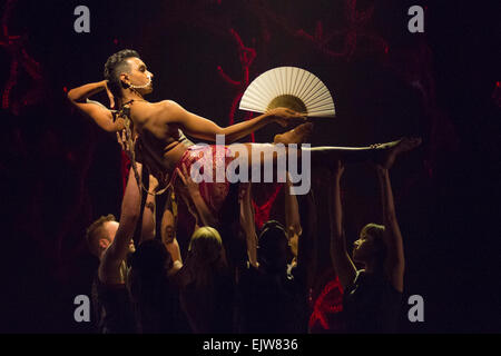 Im Bild: Sooraj Subramaniam an der Spitze. Shobana Jeyasingh Dance Bajadere – The Ninth Life, eine große Provision aus dem Royal Opera House. Bajadere ist ein reimagining von Petipas gefeierten 1877 Ballett La Bayadère. Aufführungen im Linbury Studio Theatre an der ROH vom 25-28 März 2015. Die Tänzer sind: Avatâra Ayuso, Richard Causer, Nathan Goodman, Sunbee Han, Noora Kela Davin König, Emily Pottage. Sooraj Subramaniam und Teerachai Thobumrung. Stockfoto