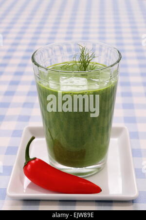 Grüne Spinat Smoothie und süße rote Paprika, vertikale Stockfoto