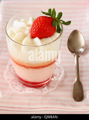 Erdbeer-Sahne Dessert im Glas mit Löffel, Nahaufnahme Stockfoto