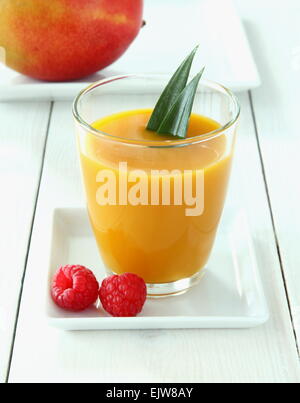 Himbeere, fruchtige Mango Smoothie hergestellt aus reifen Früchten, vertikale Stockfoto