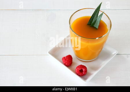 Fruchtige Mango-Smoothie mit Himbeer, vertikale, Top Aussicht Stockfoto