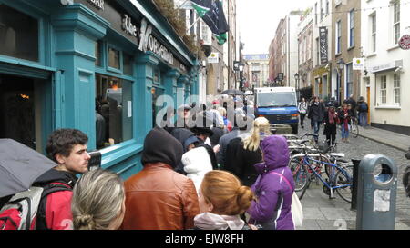 Dublin, Irland. 1. April 2015. Schlangestehen vor der Norseman Pub in Dublins Temple Bar, während sie darauf, zur Teilnahme an dem zweiten Tag der Extras warten öffnen Casting für die neue Saison der Wikinger-tv-Serie in der nahe gelegenen Filmbase-Halle. Bildnachweis: Brendan Donnelly/Alamy Live-Nachrichten Stockfoto