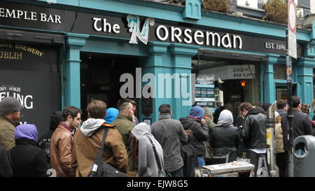 Dublin, Irland. 1. April 2015. Schlangestehen vor der Norseman Pub in Dublins Temple Bar, während sie darauf, zur Teilnahme an dem zweiten Tag der Extras warten öffnen Casting für die neue Saison der Wikinger-tv-Serie in der nahe gelegenen Filmbase-Halle. Bildnachweis: Brendan Donnelly/Alamy Live-Nachrichten Stockfoto