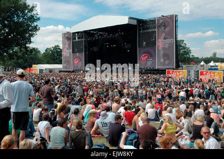 Virgin V Music Festival V2005, Fans beobachten die Hauptbühne, Hylands Park, Chelmsford, Essex, Großbritannien - 20.. August 2005. Stockfoto