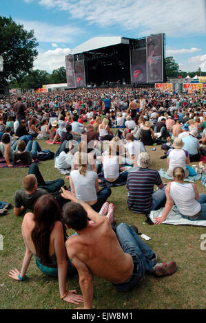 Virgin V Music Festival V2005, Fans beobachten die Hauptbühne, Hylands Park, Chelmsford, Essex, Großbritannien - 20.. August 2005. Stockfoto