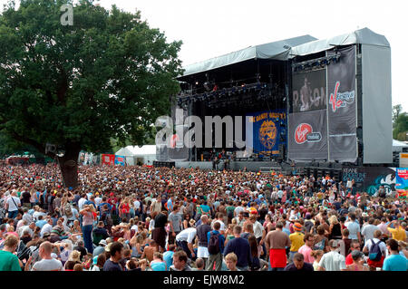 Virgin V Music Festival V2006, Fans beobachten die Hauptbühne, Hylands Park, Chelmsford, Essex, Großbritannien - 20th. August 2006. Stockfoto