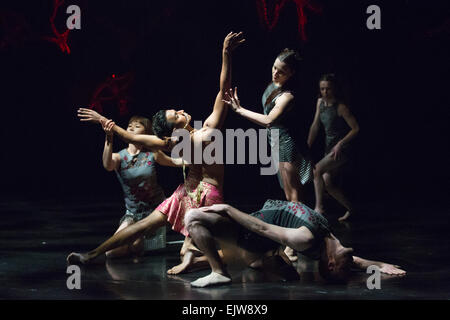 Im Bild: Sooraj Subramaniam (im roten Rock). Shobana Jeyasingh Dance Bajadere – The Ninth Life, eine große Provision aus dem Royal Opera House. Bajadere ist ein reimagining von Petipas gefeierten 1877 Ballett La Bayadère. Aufführungen im Linbury Studio Theatre an der ROH vom 25-28 März 2015. Die Tänzer sind: Avatâra Ayuso, Richard Causer, Nathan Goodman, Sunbee Han, Noora Kela Davin König, Emily Pottage. Sooraj Subramaniam und Teerachai Thobumrung. Stockfoto