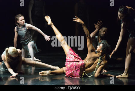 Im Bild: Sooraj Subramaniam (im roten Rock). Shobana Jeyasingh Dance Bajadere – The Ninth Life, eine große Provision aus dem Royal Opera House. Bajadere ist ein reimagining von Petipas gefeierten 1877 Ballett La Bayadère. Aufführungen im Linbury Studio Theatre an der ROH vom 25-28 März 2015. Die Tänzer sind: Avatâra Ayuso, Richard Causer, Nathan Goodman, Sunbee Han, Noora Kela Davin König, Emily Pottage. Sooraj Subramaniam und Teerachai Thobumrung. Stockfoto