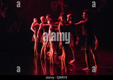 Shobana Jeyasingh Dance Bajadere – The Ninth Life, eine große Provision aus dem Royal Opera House. Bajadere ist ein reimagining von Petipas gefeierten 1877 Ballett La Bayadère. Aufführungen im Linbury Studio Theatre an der ROH vom 25-28 März 2015. Die Tänzer sind: Avatâra Ayuso, Richard Causer, Nathan Goodman, Sunbee Han, Noora Kela Davin König, Emily Pottage. Sooraj Subramaniam und Teerachai Thobumrung. Stockfoto