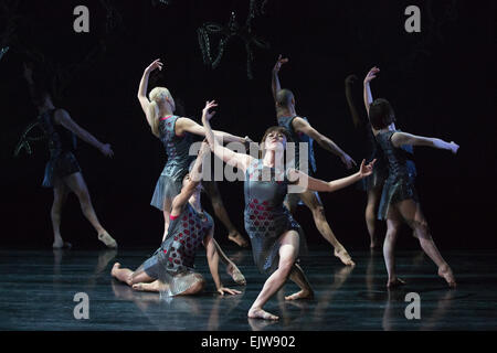 Shobana Jeyasingh Dance Bajadere – The Ninth Life, eine große Provision aus dem Royal Opera House. Bajadere ist ein reimagining von Petipas gefeierten 1877 Ballett La Bayadère. Aufführungen im Linbury Studio Theatre an der ROH vom 25-28 März 2015. Die Tänzer sind: Avatâra Ayuso, Richard Causer, Nathan Goodman, Sunbee Han, Noora Kela Davin König, Emily Pottage. Sooraj Subramaniam und Teerachai Thobumrung. Stockfoto