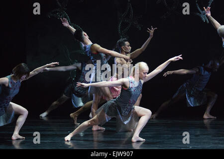 Shobana Jeyasingh Dance Bajadere – The Ninth Life, eine große Provision aus dem Royal Opera House. Bajadere ist ein reimagining von Petipas gefeierten 1877 Ballett La Bayadère. Aufführungen im Linbury Studio Theatre an der ROH vom 25-28 März 2015. Die Tänzer sind: Avatâra Ayuso, Richard Causer, Nathan Goodman, Sunbee Han, Noora Kela Davin König, Emily Pottage. Sooraj Subramaniam und Teerachai Thobumrung. Stockfoto