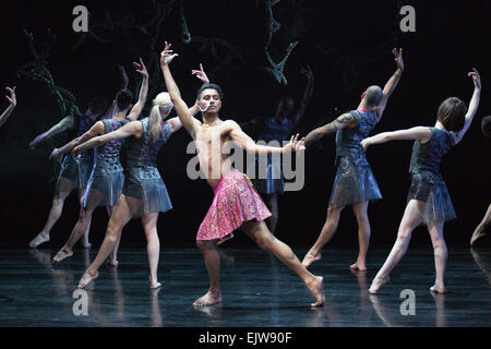 Im Bild: Sooraj Subramaniam an der Front. Shobana Jeyasingh Dance Bajadere – The Ninth Life, eine große Provision aus dem Royal Opera House. Bajadere ist ein reimagining von Petipas gefeierten 1877 Ballett La Bayadère. Aufführungen im Linbury Studio Theatre an der ROH vom 25-28 März 2015. Die Tänzer sind: Avatâra Ayuso, Richard Causer, Nathan Goodman, Sunbee Han, Noora Kela Davin König, Emily Pottage. Sooraj Subramaniam und Teerachai Thobumrung. Stockfoto