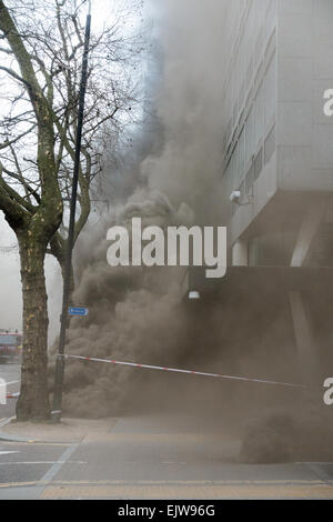 London, UK. 1. April 2015. Rauch von ein elektrisches Feuer unter dem Pflaster in Holborn, London. Zweitausend Menschen wurden evakuiert. Bildnachweis: Trevor Aston/Alamy Live-Nachrichten Stockfoto