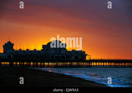 Red Sky in den Morgen, als die Sonne hinter Southsea Pier in Portsmouth in Hampshire Stockfoto