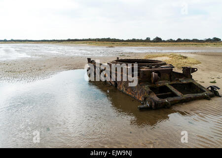 WW2 Tank Rosten in Sanddünen an Lincolnshire Küste bleibt Ziel Praxis RAF Bombardierung schießen Küste Meer verwendet werden Stockfoto