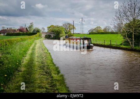 Ein Narrowboat Segeln auf dem Shropshire-Union-Kanal Stockfoto