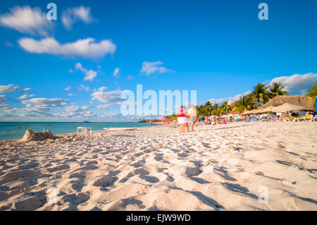 Isla Mujeres, Mexiko - 21. April 2014: Langzeitbelichtung von Touristen Sonnenuntergang am berühmten Strand von Playa del Norte in Isla Mujeres Stockfoto