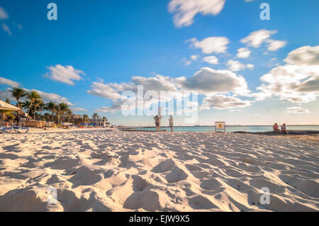 Isla Mujeres, Mexiko - 21. April 2014: Langzeitbelichtung von Touristen Sonnenuntergang am berühmten Strand von Playa del Norte in Isla Mujeres Stockfoto