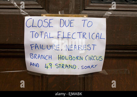 London, UK. 1. April 2015. Ein elektrisches Feuer in einem unterirdischen Umspannwerk am Kingsway im Zentrum von London verursachen erhebliche Störung für lokale Unternehmen und Throughroutes für den Verkehr als Flammen aus geplatzten Gasleitungen durch Bürgersteig und Straße Schächte gelüftet. Verlust von elektrischer Energie zu lokalen Bars und Geschäften bedeutete die Schließung von Geschäften und Evakuierung des Büros. Richard Baker / Alamy Live News. Bildnachweis: RichardBaker/Alamy Live-Nachrichten Stockfoto